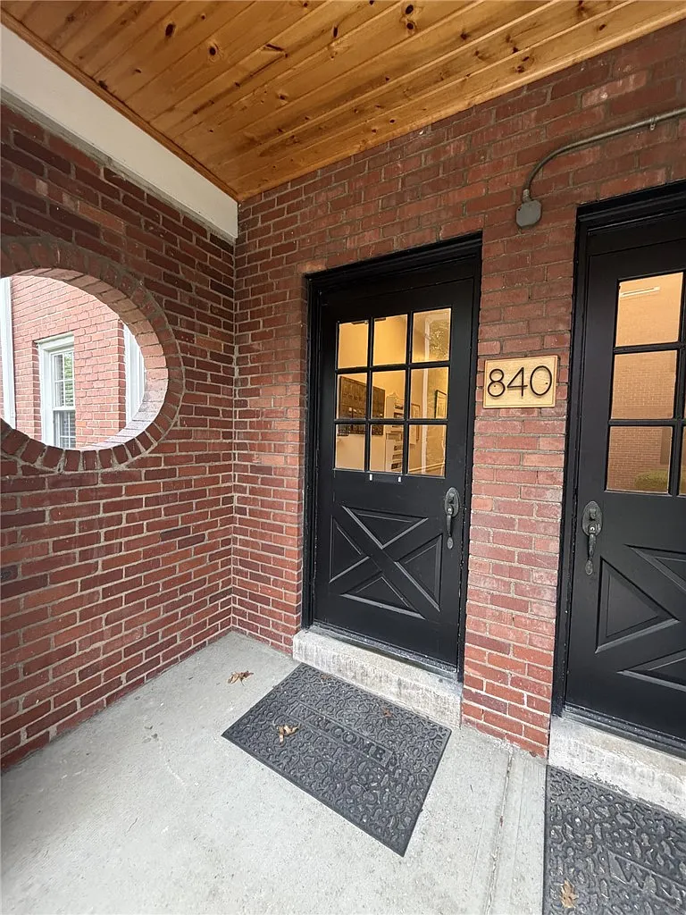 2 bed, 837 sqft, $1,200 — Photo 2