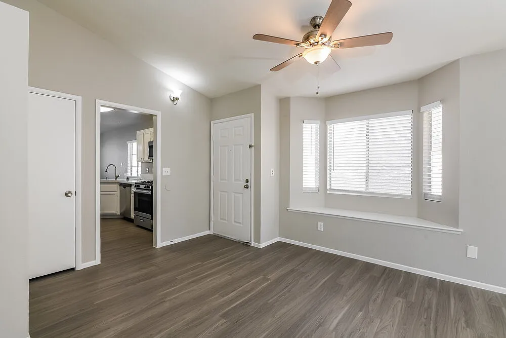 3 bed, 2.0 bath, 1265 sqft, $2,055 — Photo 4