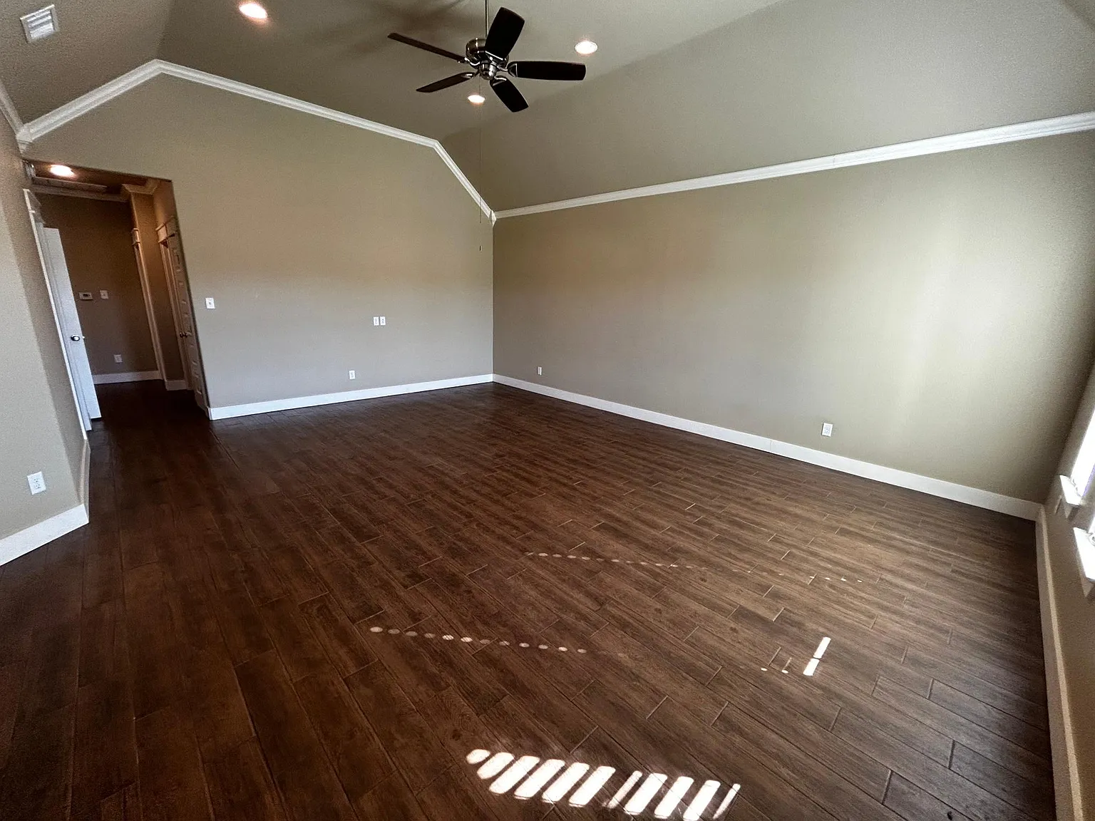3 bed, 1598 sqft, $2,400 — Photo 2