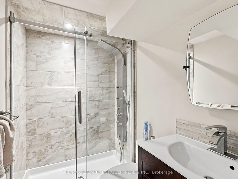 1050 Ryckman Cmn — Photo 21