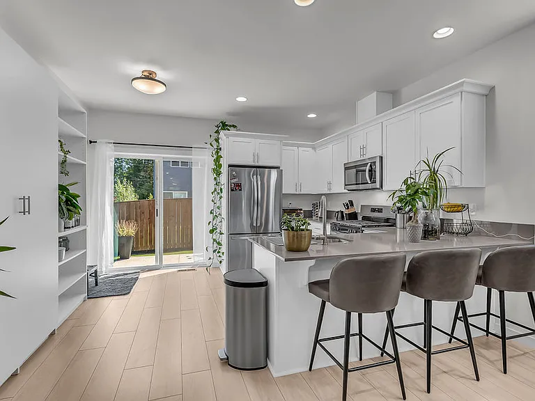 486 E London Way — Photo 5