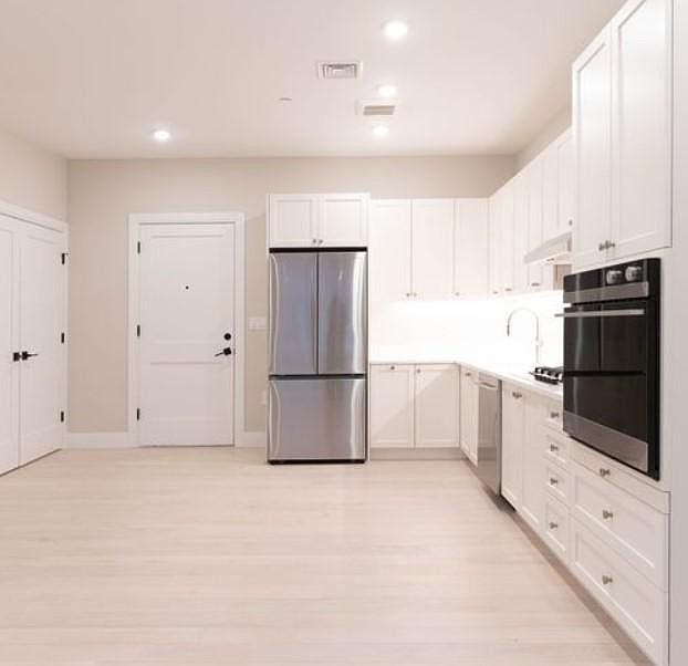 2nd image of 196 Green St #20