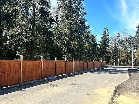 3rd image of 33273 Macdonald Ave
