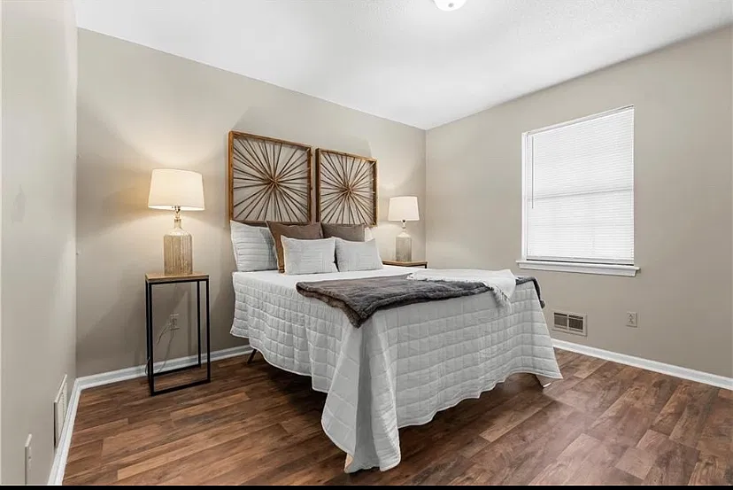 2 bed, 1.5 bath, 1100 sqft, $1,300 — Photo 2