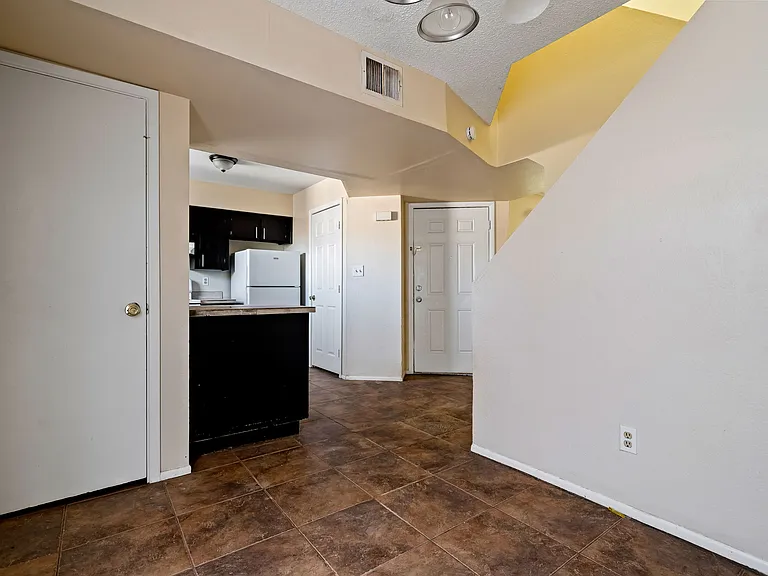 9-web-or-mls-1742 E Pepper Cir Apt 4--6_12132024