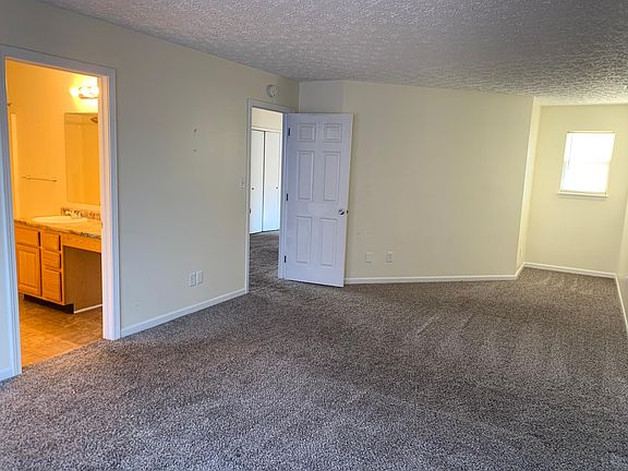 5th image of 4466 Connaught Dr W