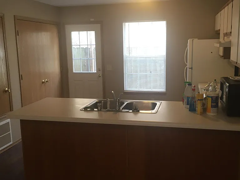 1240 N Iron Horse Dr — Photo 4