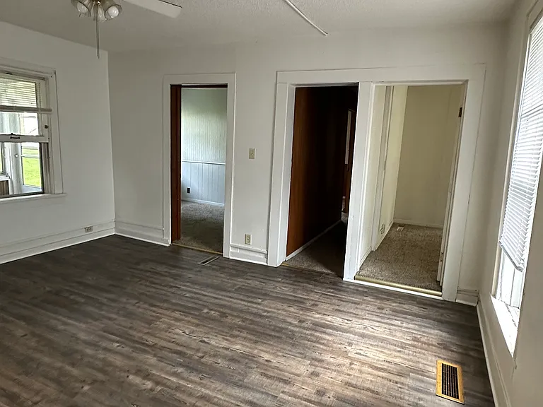 528 Niagara St — Photo 11
