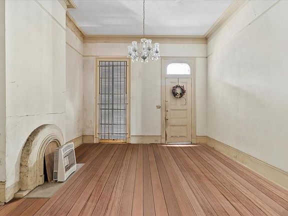 4th image of 929 Terpsichore St