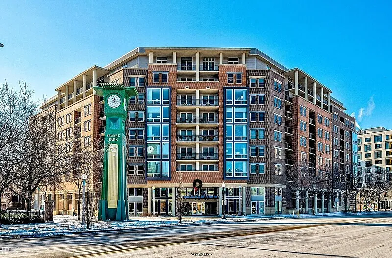 437 W Division St #805