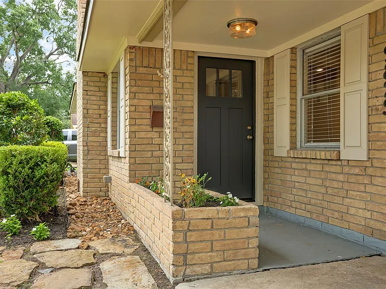 9829 Larston St — Photo 3