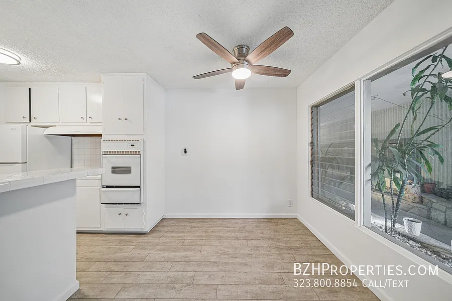 Spacious 1 Bedroom with Pool and Parking — Photo 3