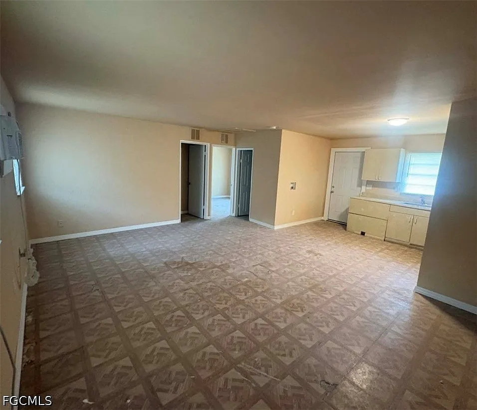 2 bed, 1.0 bath, 720 sqft, $995 — Photo 2
