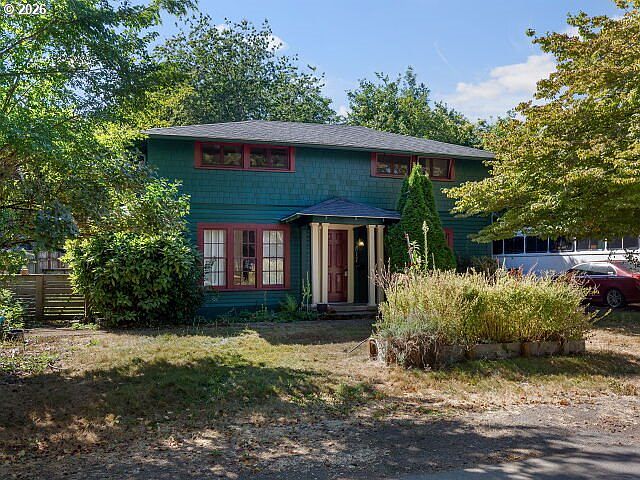 1st image of 817 NW Earl Ave