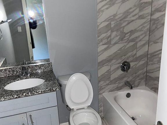 5th image of 4612 S Lake Park Ave