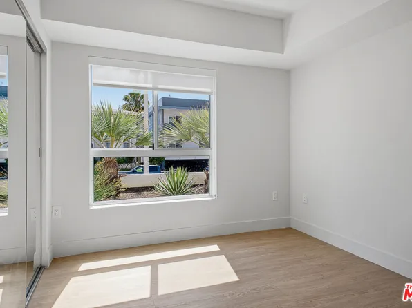 11837 Mayfield Ave, Los Angeles, CA