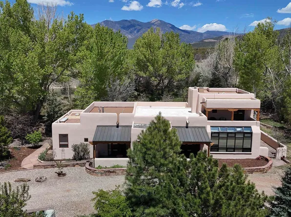 573 Range Rd, Taos, NM 87571
