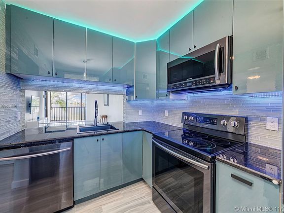 4th image of 109 Lake Emerald Dr APT 305