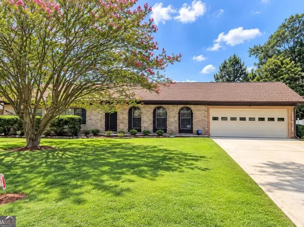 457 Castleaire Dr, Stone Mountain, GA 30087