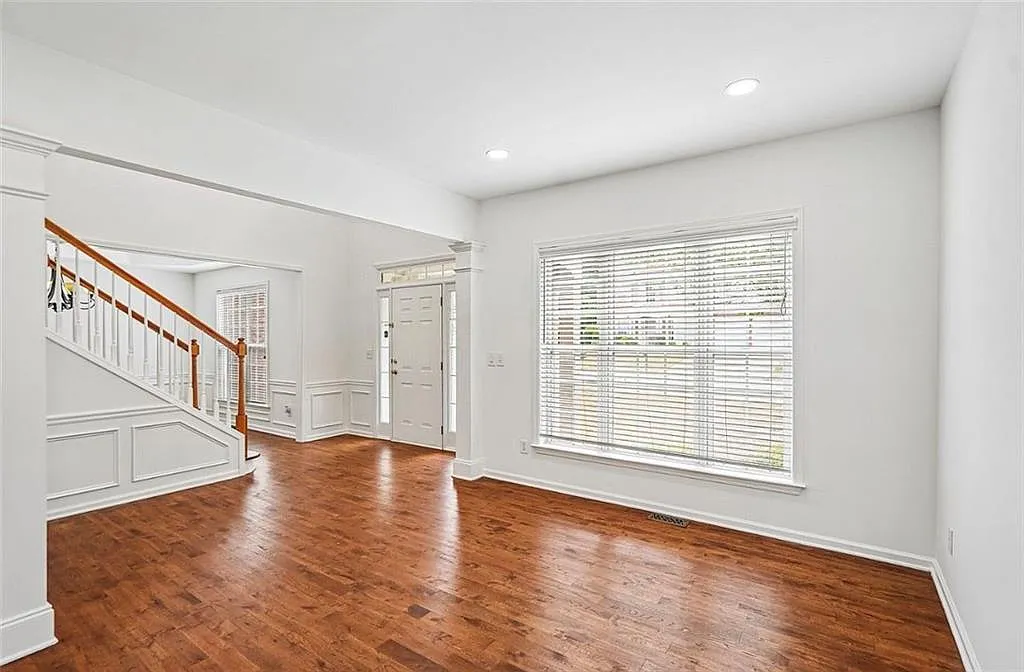 5 bed, 3.5 bath, 4693 sqft, $3,500 — Photo 2