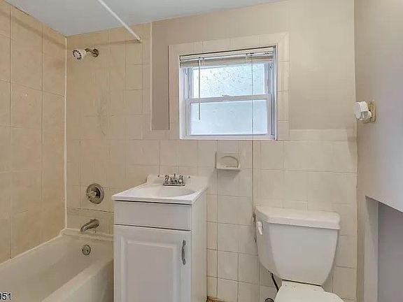 Full Bathroom with Shower/Tub, Sink, Toilet, and Vanity