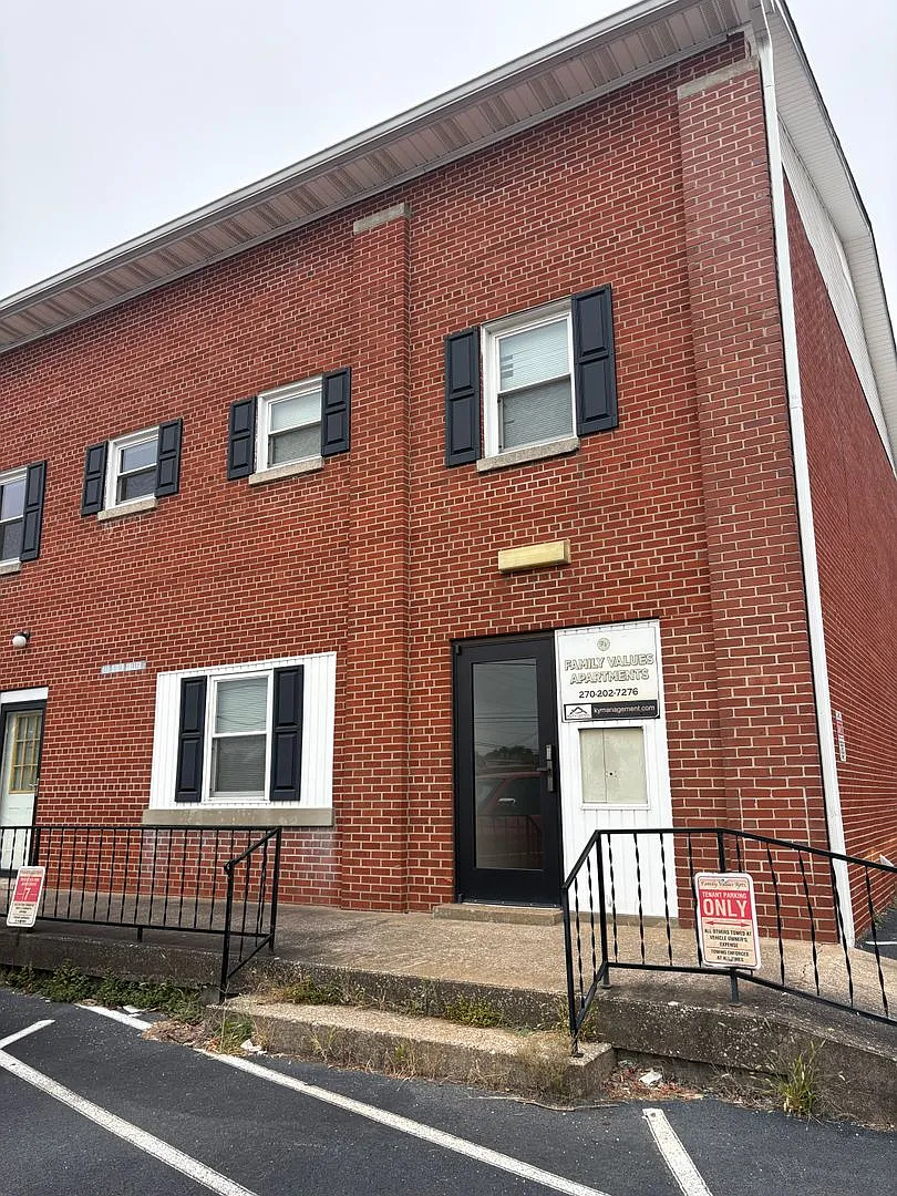 112 South College St. — Photo 1