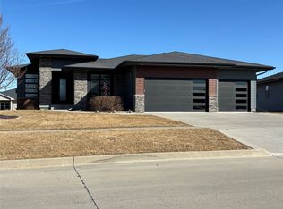 162 S 91st St, West Des Moines, IA 50266