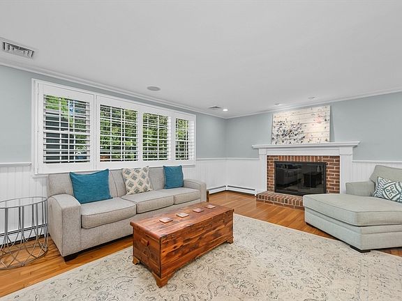 5th image of 77 Robbins St