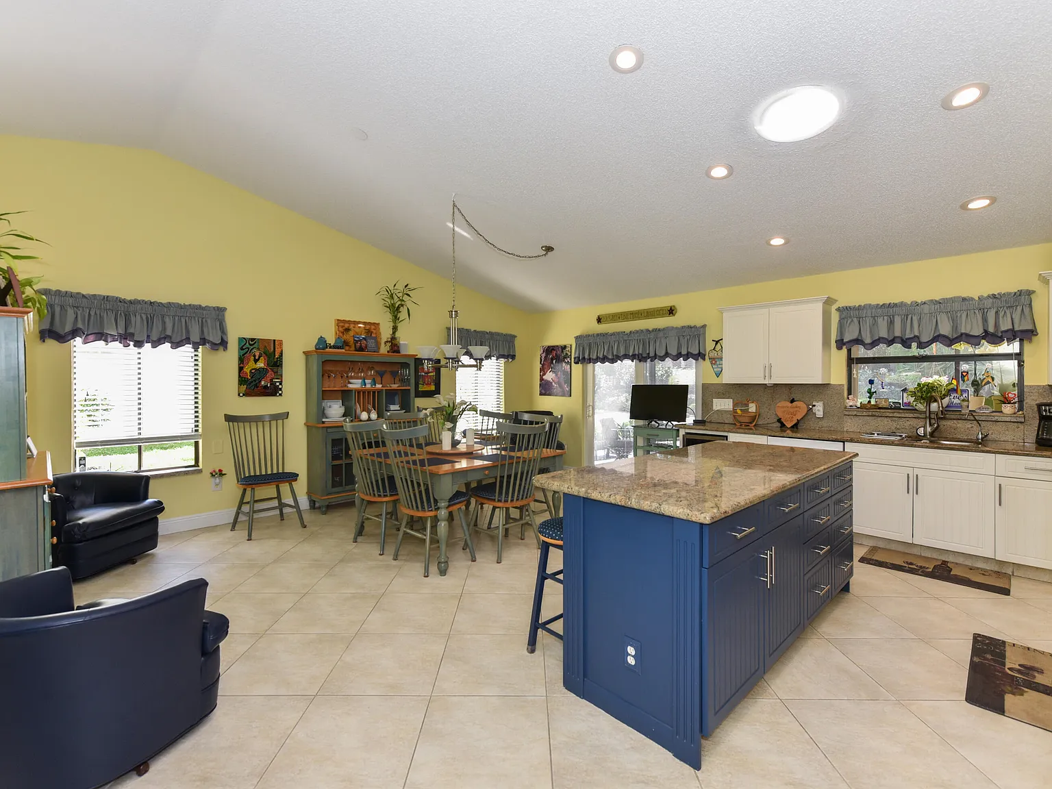 2 bed, 2.5 bath, 2052 sqft, $6,500 — Photo 2