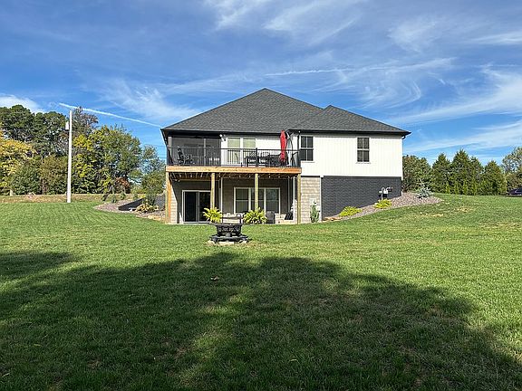 3rd image of 404 S Truman Rd