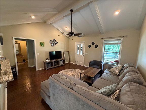 4th image of 851 Berkshire Ct