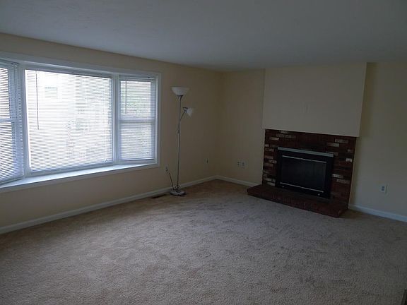 5th image of 28 Lena Ln