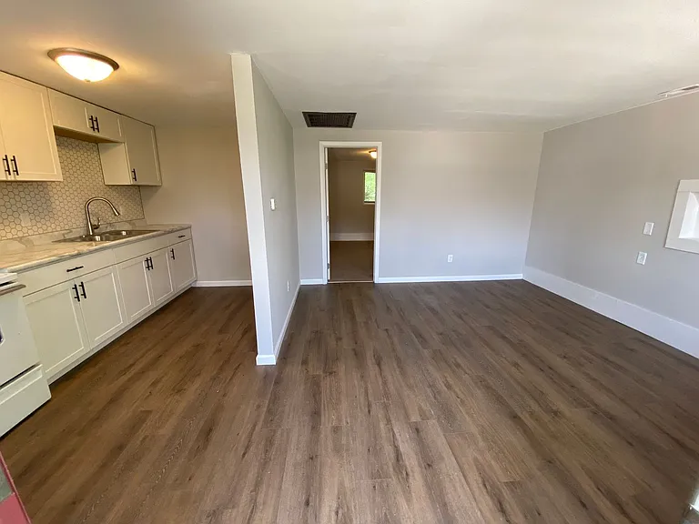 1116-1118 Holloway St — Photo 9