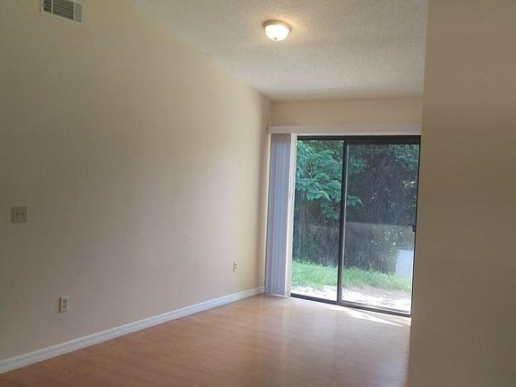 5th image of 2361 Greenbrier St