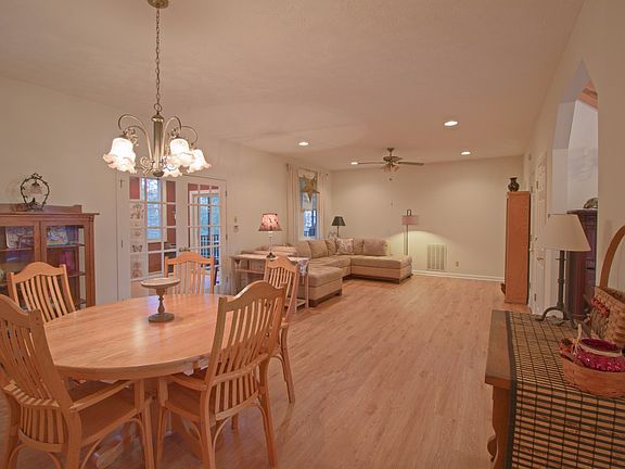 3rd image of 120 Bridlewood Trl