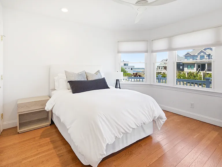 687 Dune Rd — Photo 18