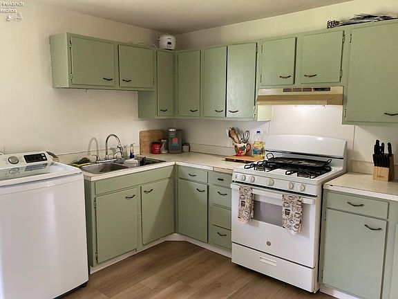 2nd image of 327 Keefer St #329