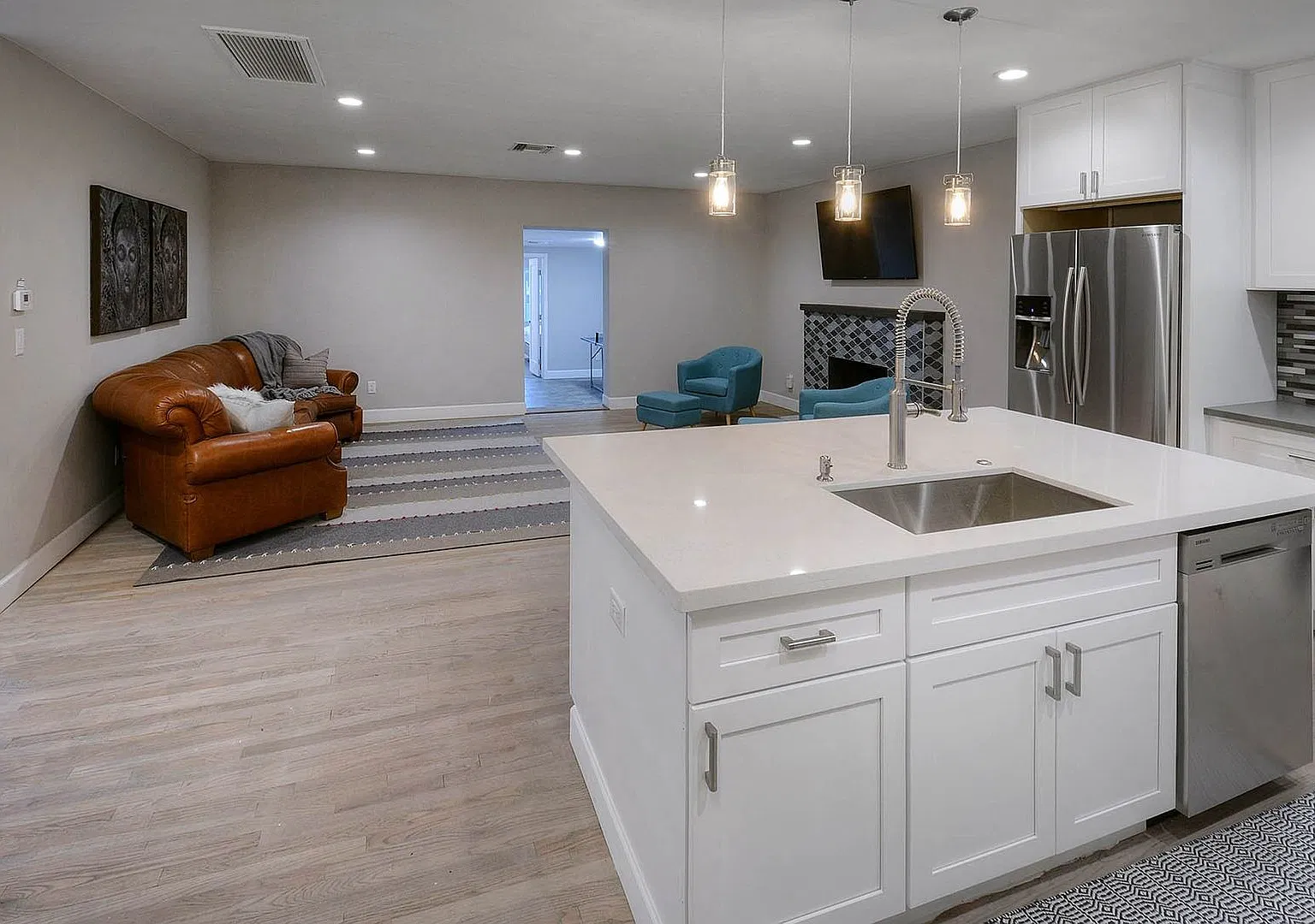 Pre-Lease August 2027 - Luxury Student Housing ,Close To U Of A! Newly Renovated — Photo 2