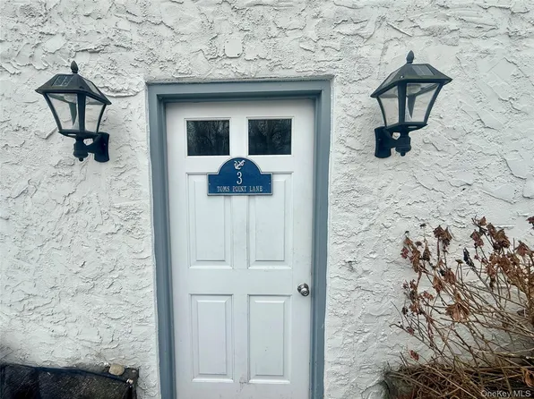3 Toms Point Ln APT A, Pt Washington, NY 11050