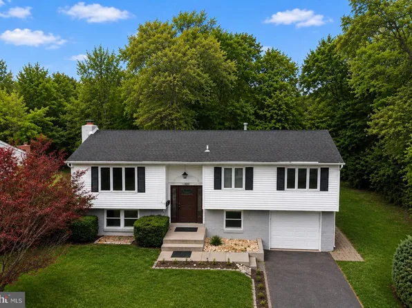 1104 Gorson Dr, Warminster, PA 18974