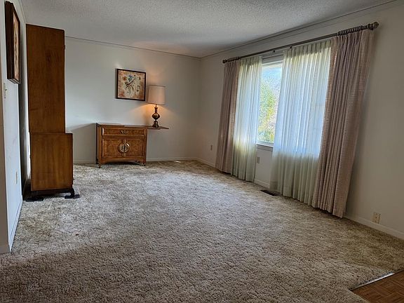 4th image of 328 Winding Way Rd