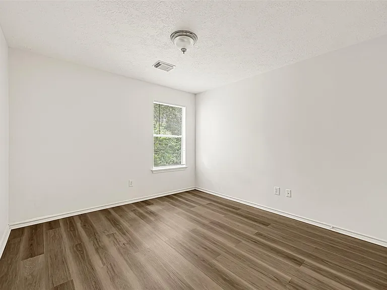 146 S Walden Elms Cir — Photo 17