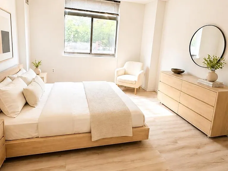 Spacious Bedroom
(virtually staged)