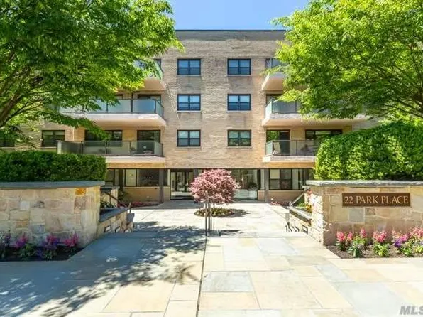 22 Park Pl, Great Neck, NY 11021