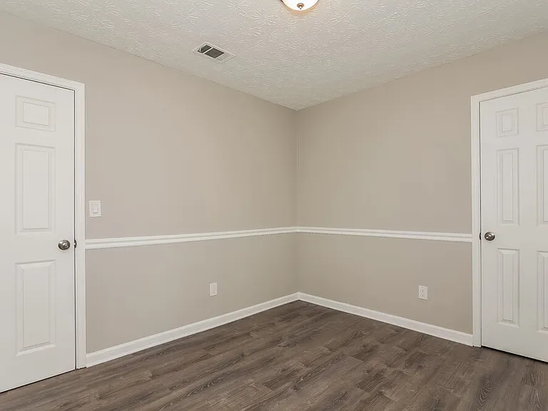 915 Walnut Creek Ln — Photo 13