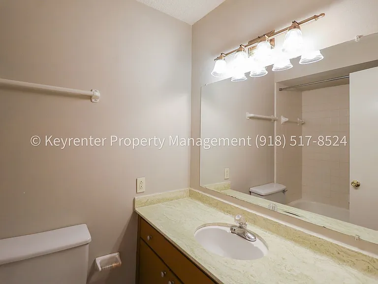 6135 - 6137 S Troost Ave Duplex — Photo 8