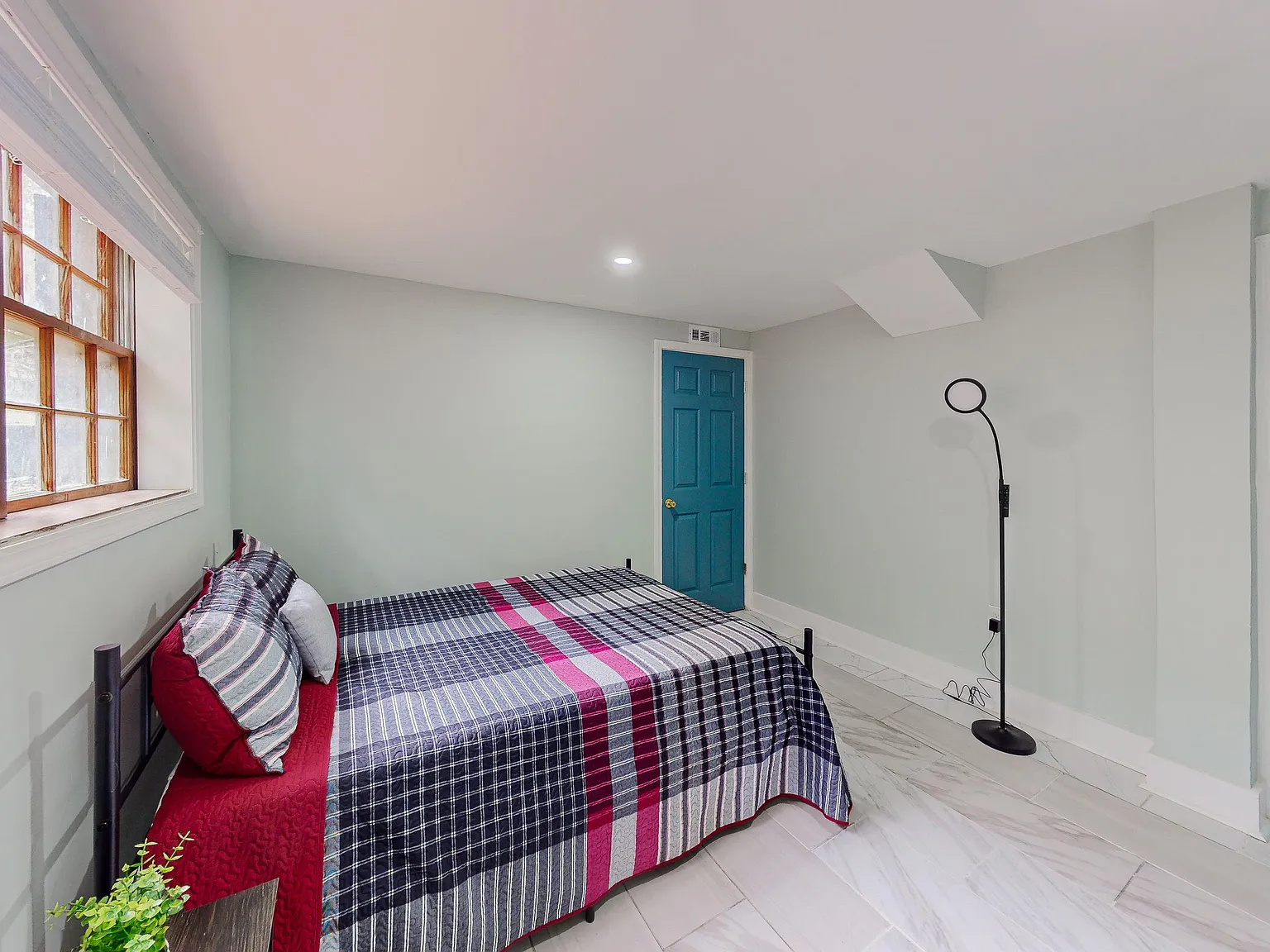 4 bed, 4.0 bath, 2800 sqft, $754 — Photo 1