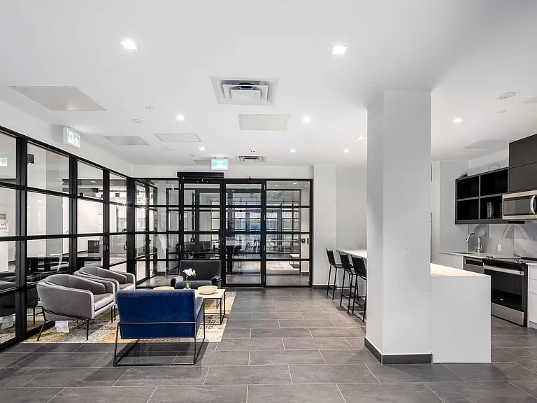 2376 Dundas St W — Photo 32