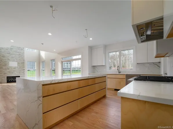 10 Pumpkin Grove, East Lyme, CT 06333