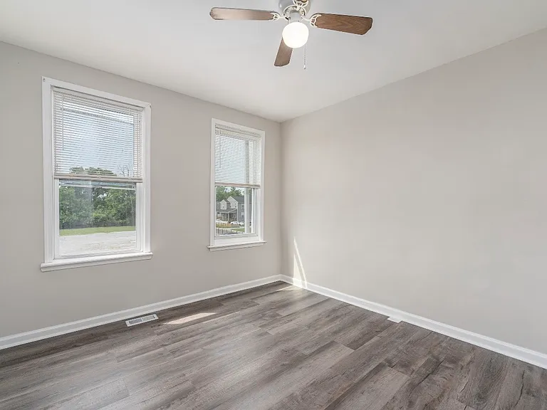 2626 Oswego Ave — Photo 7